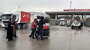 HATAY (AA) – Ülkelerine dönmek isteyen Suriyelilerin Hatay'daki Cilvegözü, Yayladağı