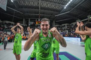 - TOFAŞ: 77 - Anadolu Efes: 70