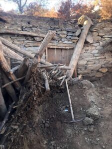 UŞAK (AA) – Uşak'ın Eşme ilçesinde bir ağılın çatısının çökmesi