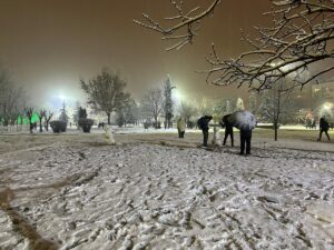 UŞAK (AA) – Uşak'ta kent merkezi ve yüksek kesimlerde kar