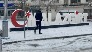 - Muş'ta olumsuz hava koşulları nedeniyle 23 yerleşim yerine ulaşım