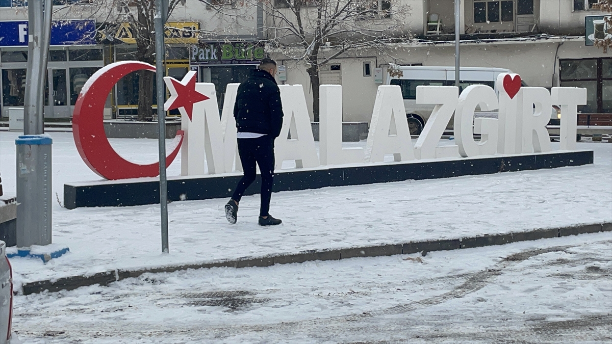 - Muş'ta olumsuz hava koşulları nedeniyle 23 yerleşim yerine ulaşım