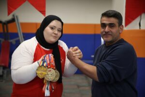 ŞANLIURFA (AA) – MÜSLÜM ETGÜ – Kuzeniyle tutuştuğu bilek güreşini