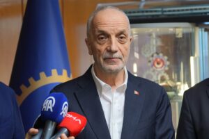 - "Çok uzun zamandan beri asgari ücrete Türkiye'nin ekonomik büyümesinden