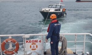 İSTANBUL (AA) – Zeytinburnu önlerinde makine arızası dolayısıyla sürüklenen tekne