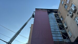 İSTANBUL (AA) – Zeytinburnu'nda, 6 katlı binanın asansöründe çıkan yangın