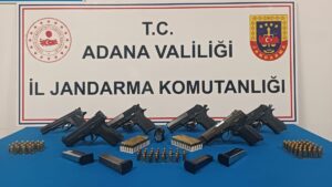 ADANA (AA) – Adana'da iki araçta 6 ruhsatsız tabanca ele