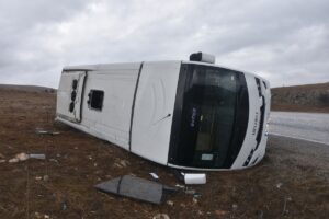 AFYONKARAHİSAR (AA) – Afyonkarahisar'da turistleri taşıyan midibüsün devrilmesi sonucu 3