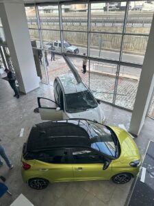 - Yaralananın olmadığı kaza anı güvenlik kamerasınca kaydedildi