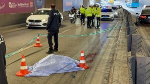 ANTALYA (AA) – Antalya'nın Muratpaşa ilçesinde alt geçitteki bariyerlere çarpan