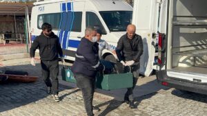 ANTALYA (AA) – Antalya'nın Muratpaşa ilçesinde falezlerden kayalık alana düşen