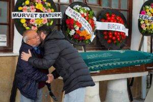 İZMİR (AA) – İzmir'in Urla ilçesinde bulundukları motosikletin ağaca çarpmasıyla