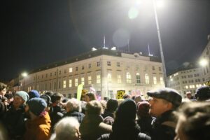 VİYANA (AA) – Avusturya'nın başkenti Viyana'da toplanan yaklaşık 50 bin