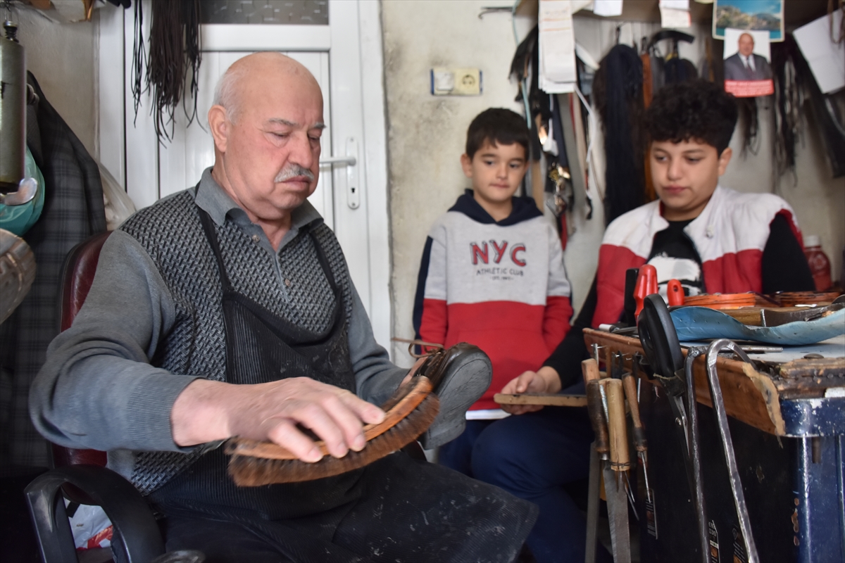 GAZİANTEP (AA) – KEMAL KARAGÖZ – Gaziantep'te 45 yıldır ayakkabı