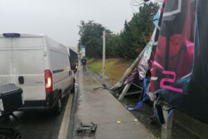 İSTANBUL (AA) – Bahçelievler'de kontrolden çıkan İETT otobüsü kaldırıma çıkıp