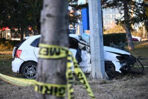 ANKARA (AA) – Ankara'da kontrolden çıkan otomobilin refüjdeki direğe çarpması