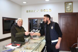 BİNGÖL (AA) – Bingöl'ün Karlıova ilçesinde kuyumculara sahte altın satan