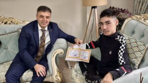 BOLU (AA) – Bolu'da tedavi gören 6 öğrenciye karneleri hastanede