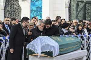 - Yangından yaralı kurtulan baba Mete Tunç Boduroğlu, ambulansla geldiği