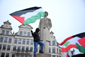 BRÜKSEL (AA) – Belçika'nın başkenti Brüksel'de yüzlerce kişi, ABD'de görevi