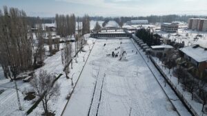 BAYBURT (AA) – Bayburtlular yüzeyi buz tutan Çoruh Nehri'nin üzerinde