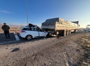 ÇANKIRI (AA) – Çankırı'nın Çerkeş ilçesinde tırın dorsesine çarpan otomobildeki