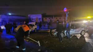 ÇORUM (AA) – Çorum’da iki otomobilin çarpıştığı kazada 3 kişi