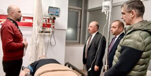 ÇORUM (AA) – Çorum'un Laçin ilçesinde iki otomobilin çarpışması sonucu