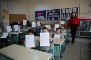 EDİRNE (AA) – Trakya'da öğrenciler, okullarda düzenlenen karne törenleri sonrası