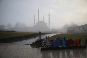 EDİRNE (AA) – Edirne'de sis hayatı olumsuz etkiledi. Hava sıcaklığının