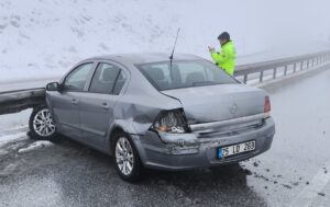 ERZİNCAN (AA) – Erzincan'da otomobilin bariyerlere çarpması sonucu 3 kişi