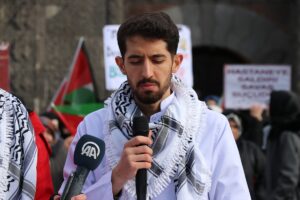 ERZURUM (AA) – Erzurum'da sağlık çalışanları, dondurucu soğuğa rağmen İsrail'in