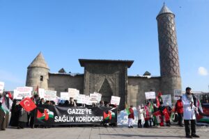ERZURUM (AA) – Erzurum'da sağlık çalışanları, dondurucu soğuğa rağmen İsrail'in