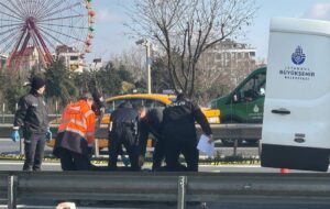 İSTANBUL (AA) – Esenler'de, önce otomobile sonra da yol kenarındaki