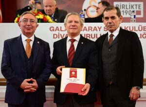 - Usta sanatçı Şener Şen, sarı-kırmızılı kulübün divan kurulu üyeliğine
