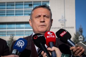 - Avukatları, Özer'in tutukluluğu nedeniyle hak ihlali iddiasıyla Anayasa Mahkemesine