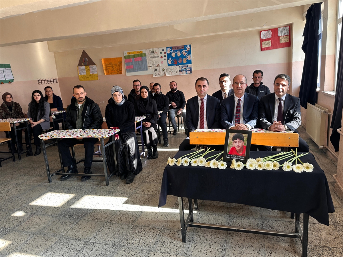 HAKKARİ (AA) – Hakkari'nin Yüksekova ilçesinde dağdan kopan kaya parçasının