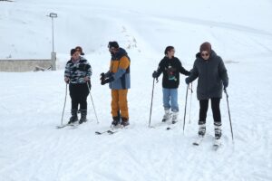HAKKARİ (AA) – Hakkari'deki Mergabütan Kayak Merkezi'ne gelen ziyaretçiler, kayak