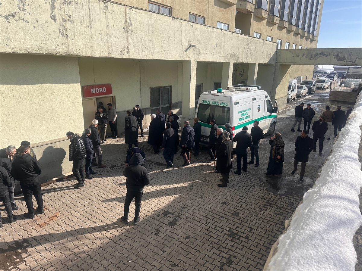 HAKKARİ (AA) – Hakkari'nin Yüksekova ilçesinde sahipsiz köpeklerin saldırdığı kız