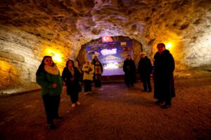 IĞDIR (AA) – Iğdır'daki Tuz Dağı'nın içinde geçmişten bugüne yapılan