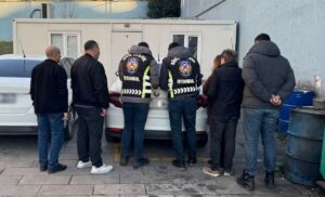 İSTANBUL (AA) – TEM Otoyolu Bağcılar mevkisinde emniyet şeridini kullanarak