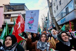 İSTANBUL (AA) – Gazze Dayanışma Platformu üyeleri, İsrail'in saldırıları altındaki