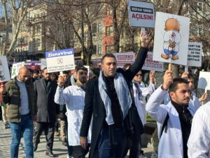İSTANBUL (AA) – "Hekimlerden Sessiz Yürüyüş İnisiyatifi"ne üye sağlık çalışanları,