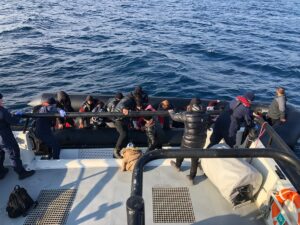 İZMİR (AA) – İzmir açıklarında 133 düzensiz göçmen kurtarıldı, 73