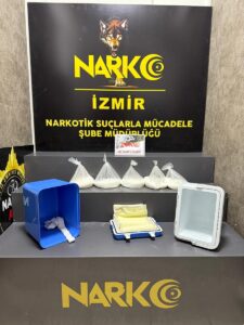 İZMİR (AA) – İzmir'in Bornova ilçesinde bir hafif ticari araçta