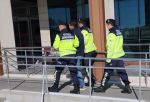 İZMİR (AA) – İzmir'in Urla ilçesinde, kamyonunun kasasındaki çöplerin arasında