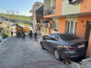 İZMİR (AA) – İzmir'in Konak ilçesinde freni boşalan kamyonun çarptığı