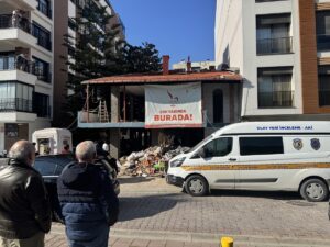 İZMİR (AA) – İzmir'in Karşıyaka ilçesinde tamir için çıktığı çatıdan