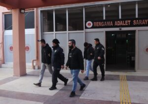 İZMİR (AA) – İzmir'in Bergama ilçesinde uyuşturucuyla yakalanan 3 şüpheli