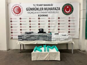 - Son bir haftadaki 7 operasyonda 400 elektronik sigara, 150